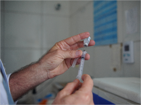 Vacinação nas escolas, parceria entre Saúde e Educação, segue até o dia 30 de abril