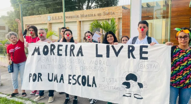Comunidade escolar realiza manifestação pedindo afastamento da direção do EEEP Moreira de Sousa