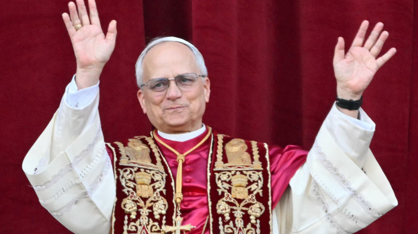 Fumaça branca é liberada e novo papa da Igreja Católica é escolhido